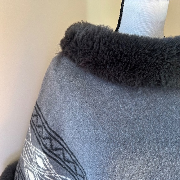 **AVIVA* Gray x Black Fur-Lined Pattern Design Fashion Shawl OS - Picture 3 of 6
